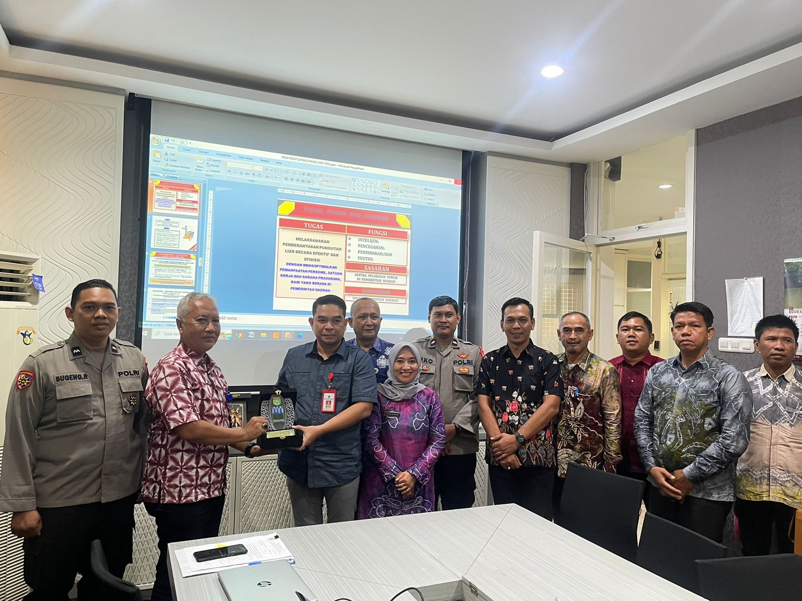 Inspektorat Daerah Kabupaten Tanah Bumbu Bersama Kejaksaan Negeri dan Polres Kabupaten Tanah Bumbu Kunjungi Inspektorat Kota Surabaya untuk Studi Komparasi SATGAS SABER PUNGLI